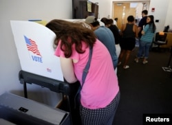 Mpiga kura akiweka kura yake katika uchaguzi wa katikati ya muhula 2022 huko Chapel Hill, North Carolina, Nov. 5, 2022.