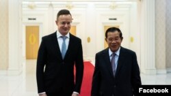 លោក Peter Szijjarto ជួបគួរសមជាមួយលោក ហ៊ុន សែន នាយករដ្ឋមន្ត្រីកម្ពុជា នៅវិមានសន្ដិភាព រាជធានីភ្នំពេញ កាលពីថ្ងៃទី៣ ខែវិច្ឆិកា ឆ្នាំ២០២០។ (រូបថត៖ ទំព័រហ្វេសប៊ុក Peter Szijjarto)