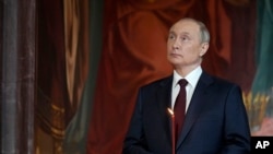 Деякі експерти пов'язують зміни в Росії з усуненням Володимира Путіна, інші вважають, що свободу народам Росії принесе перемога України. Президент Путін відвідує пасхальну службу в храмі Христа Спасителя у Москві, Росія, неділя, 24 квітня 2022 року. AP Photo