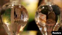 ILUSTRASI - Botol betain, produk minyak sawit, memantulkan wajah seorang pengunjung pada pameran di Kuala Lumpur 11 Maret 2009. (REUTERS/Zainal Abd Halim)