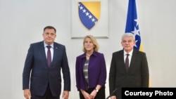 Karen Donfrid sa članovima Predsedništva BiH Miloradom Dodikom i Šefikom Džaferovićem (Foto: Bosinan service/Courtesy Photo) 