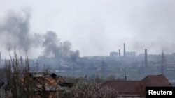 Moshi uliotanda katika kiwanda cha Chuma cha Azovstal katika mgogoro wa Ukraine-Russia katika mji wa bandari kusini mwa Mariupol, Ukraine April 21, 2022. REUTERS/Alexander Ermochenko