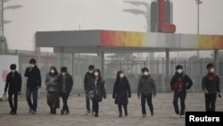 گاهی هوا در اکثر شهرهای پرنفوس چین به گونۀ آلوده می شود که مردم باید ماسک بپوشند.