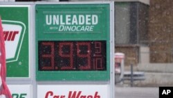 El precio de un galón de gasolina de grado regular se muestra en un letrero digital en una estación de servicio el miércoles 9 de marzo de 2022 en Denver. (Foto AP/David Zalubowski)