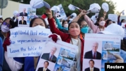 រូបឯកសារ៖ បុគ្គលិកក្រុមហ៊ុនណាហ្គាវើលដ៍ម្នាក់កាន់បដាធ្វើបាតុកម្មតវ៉ានៅមុខរដ្ឋសភាជាតិ ក្នុងរាជធានីភ្នំពេញ កាលពីថ្ងៃទី ៤ ខែមករា ឆ្នាំ ២០២២។ 