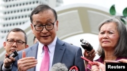 
រូបឯកសារ៖ លោក សម រង្ស៊ី និងអ្នកស្រី មូរ សុខហួរ មេដឹកនាំគណបក្សប្រឆាំងដែលបាននិរទេសខ្លួនទៅក្រៅប្រទេស ថ្លែងទៅកាន់អ្នកសារព័ត៌មាននៅក្នុងប្រទេសម៉ាឡេស៊ី កាលពីថ្ងៃទី ១២ ខែវិច្ឆិកា ឆ្នាំ ២០១៩។