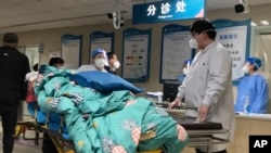 Un paciente es rechazado en la sala de emergencias debido a la falta de espacio en el Hospital Central No. 2 de Baoding, el miércoles 21 de diciembre de 2022, en la ciudad de Zhuozhou, en la provincia de Hebei, en el norte de China. (AP Foto/Dake Kang)
