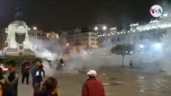 Policía peruana lanza bombas lacrimógenas contra manifestantes en la Plaza San Martín de Lima