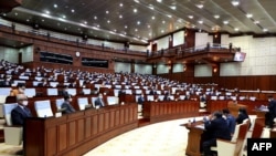 រូបឯកសារ៖ សមាជិក​រដ្ឋសភាដែលមកពីគណបក្សប្រជាជនកម្ពុជាចូលរួមកិច្ចប្រជុំមួយ នៅរដ្ឋសភាជាតិកម្ពុជា រាជធានីភ្នំពេញ កាលពីថ្ងៃទី ២៥ ខែតុលា ឆ្នាំ ២០២១។ (AFP/រដ្ឋសភាជាតិកម្ពុជា)