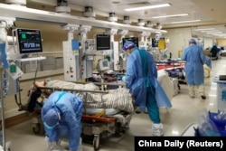 北京朝陽醫院的醫護人員在疫情爆發期護理ICU的重症病人。 (2022年12月27日)