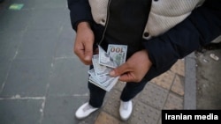 نرخ برابری دلار آمریکا با ریال ایران، رکورد چهار دهه اخیر را شکسته است