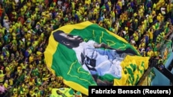 Jogadores e torcedores do Brasil homenagearam Pelé no Qatar
