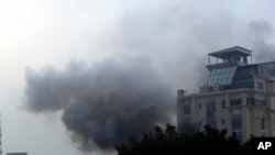 پس از حملهٔ مهاجمان در هوتلی واقع در شهر نو کابل، دود نسبتاََ غلیظ این هوتل به هوا بلند شد