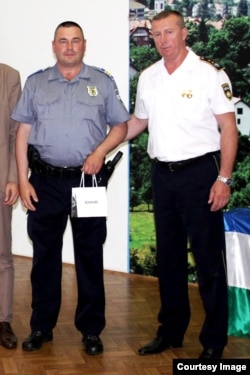 Bivši komesar Mujo Koričić je 2019. godine uručio Elvedinu Džigumu ručni sat s posvetom za „naročito zalaganje i postignute uspjehe u izvršavanju radnih zadataka“ (Foto: Općina Bosanski Petrovac)