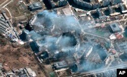 Satelitsi snimak Maxar Technologiesa na kome se vide spaljene stambene zgrade u sjeveroistočnom Mariupolju, tokom ruske invazije, 19. marta .