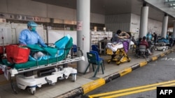 香港醫護人員在瑪嘉烈醫院的急診室外看護新冠病人。 （2022年3月11日）