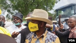 Zimbabwe’s main opposition, the Citizens’ Coalition for Change, Nelson Chamisa, addressing his supporters after police blocked the rally in Marondera district, March 12 2022. (Columbus Mavhunga/VOA) 