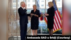 Novi ambasador SAD u Srbiji Kristofer Hil polaže zakletvu u Stejt departmentu u Vašingtonu (foto: Ambasada SAD u Srbiji)