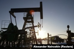 Pompa angguk milik perusahaan minyak Rusia Sibneft di Noyabrsk, Siberia Barat. (Foto: Reuters/Alexander Natruskin)