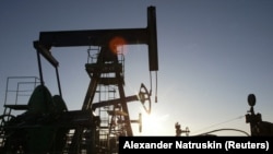 Pompa angguk milik perusahaan minyak Rusia Sibneft di Noyabrsk, Siberia Barat. (Foto: Reuters/Alexander Natruskin)