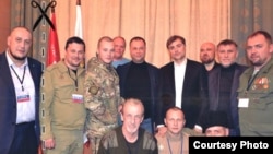 Roman Telenkovič (lijevo) sa Aleksejem Milčakovom (treći sa lijeva na desno i znakom “Rusicha” na ruci), Aleksandrom Borodaijem i savjetnikom ruskog predsjednika Vladislavom Šurkovom (u sredini). Izvor: ENOT Corp