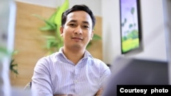 លោក សាន់ ម៉ាឡា សកម្មជនបរិស្ថាន និងជាអ្នកសរសេរសៀវភៅ «នៅពីក្រោយវាំងននខ្មៅ»។ (រូបថត៖ ផ្តល់ដោយលោក សាន់ ម៉ាឡា)