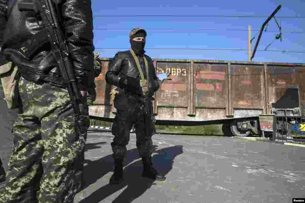 Rossiyaparast qurollangan kuchlar Slavyansk shahridagi yo'llardan biriga qo'yilgan nazorat punktida. So'nggi kunlardagi otishmalarda 30 dan ortiq odam halok bo'lgan, 6-may, 2014-yil.