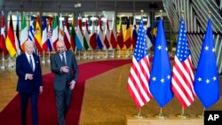 Presidenti Biden ecën së bashku me Presidentin e Këshillit Evropian, Charles Michel drejt sallës së takimit të BE-së, në selinë e Këshillit Evropian në Bruksel (24 mars 2022)