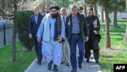ضمیر کابلوف (سمت راست قطار نخست) در کنار امیر خان متقی، سرپرست وزارت خارجۀ حکومت طالبان