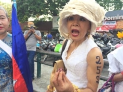 កញ្ញា សេង ធារី ឈរ​នៅ​ខាង​មុខ​តុលាការ​ក្រុង​ភ្នំពេញ ស្រែក​ទាមទារ​ឱ្យ​ដោះលែង​អ្នកទោស​មនសិការ នៅ​ក្នុង​រាជធានី​ភ្នំពេញ នៅ​ថ្ងៃទី២៨ ខែមីនា ឆ្នាំ២០២២។ (លាស់ លីបលីប/វីអូអេ)