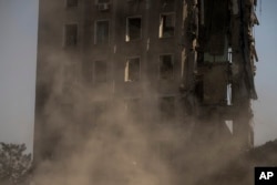 Jengo la serikali likiwaka moto huko Mykolaiv, Ukraine kufuatia shambulizi la Russia , Jumatano March 30, 2022. Raia 15 waliuawa katika shambulizi hilo. (AP Photo/Petros Giannakouris)