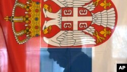 Predsednik Srbije i lider SNS Aleksandar Vučić glasa na izborima 3. aprila 2022. (Foto: AP/Darko Vojinović)