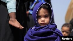 watoto wa Ethiopia wanaosafirishwa kutoka Saudi Arabia wakisubiri kuandikishwa baada ya kushuka kutoka kwa ndege katika uwanja wa ndege wa kimataifa wa Bole mjini Addis Ababa, Ethiopia, April 1 2022 PICHA: REUTERS