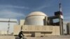 ARCHIVO – Un trabajador conduce una bicicleta frente al reactor de la planta nuclear de las afueras de la ciudad de Bushehr, en el sur de Irán, el 26 de octubre de 2010. 