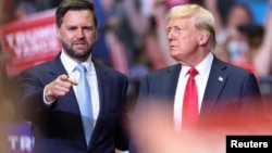 資料照片: 2024年7月20日共和黨總統候選人、前美國總統特朗普與共和黨副總統候選人美國參議員萬斯在集會上