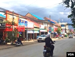 សំណង់​ផ្ទះ​ប្រវត្តិសាស្រ្ត​នៅ​ក្នុង​ក្រុង​បាត់ដំបង ខេត្តបាត់ដំបង ដែល​បន្សល់​ទុក​តាំងពី​សម័យ​អាណានិគម​បារាំង ហើយ​រដ្ឋាភិបាល​គ្រោង​នឹង​ស្នើ​សុំ​ដាក់​បញ្ចូល​ជា​បេតិកភណ្ឌ​ពិភព​លោក​របស់​អង្គការ​យូណេស្កូ។ (ស៊ុន ណារិន/VOA)