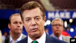 Pol Manafort, u to vreme šef kampanje Donalda Trampa, razgovara sa novinarima prilikom održavanja Republikanske nacionalne konvencije u Klilvlendu, 17. jula 2016.