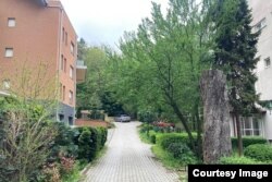 U zgradi sa lijeve strane bračni par Šarović posjeduje na Dedinju stan od 39 kvadrata (Foto: CIN)