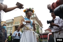 កញ្ញា សេង ធារី មេធាវី​ខ្មែរអាមេរិកាំង បង្ហាញ​ខ្លួន​នៅ​តុលាការ​រាជធានី​ភ្នំពេញ កាល​ពី​ថ្ងៃទី៣ ខែឧសភា ឆ្នាំ២០២២ ក្នុង​សំណុំរឿង​ក្បត់ជាតិ។ (ស៊ុន ណារិន/វីអូអេ)