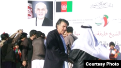 این عکس از ویدیویی گرفته شده که قبل از انفجار، در مراسم افتتاح یک پرورشگاه از سوی دفتر والی کندهار تصویربرداری شده است