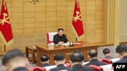 朝鲜官方媒体朝中社拍摄和发布的这张照片显示， ,2022年5月14日，朝鲜领导人金正恩参加朝鲜劳动党委员会会议，检查最大紧急措施的运行状态,以防止在新冠病毒疫情在平壤传播。（法新社）