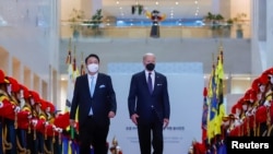 Presidenti Joe Biden dhe Presidenti i Koresë së Jugut Yoon Suk-youl duke kaluar përpara rojes së nderit në Seul (21 maj 2022)