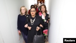 支持堕胎的美国众议员在参议院对堕胎权利法案进行表决前前往参议院对法案表示支持（2022年5月11日）