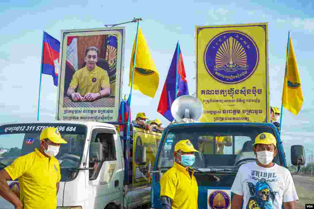 ទិដ្ឋភាព​ទូទៅ​នៃ​យុទ្ធនាការ​ឃោសនាបោះឆ្នោត​ឃុំសង្កាត់របស់​គណបក្ស​រាជា​និយម​ហ្វ៊ុន​ស៊ិន​ប៉ិច​ ដែល​មាន​ ​​ព្រះអង្គម្ចាស់ នរោត្តម ចក្រា​វុធ​ ជា​ព្រះប្រធានគណបក្ស​ នៅក្រុង​តាខ្មៅ​ ខេត្តកណ្តាល ថ្ងៃទី​២២ ខែឧសភា ឆ្នាំ២០២២​។ (ខាន់​ សុគុំមនោ/វីអូអេ)