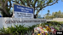 位於加州橙縣爾灣的日內瓦長老會教堂在槍擊案發生後有民眾自動到現場放置花束，悼念事件中的受害者。 （美國之音記者李逸華拍攝）