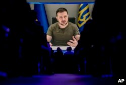 Ukraina rahbari Volodimir Zelenskiy Kiyevdan turib, Davosda kechayotgan Jahon iqtisodiy forumida so'zlamoqda, 23-may, 2022