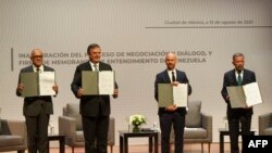 Ceremonia de firma de documentos durante el lanzamiento de negociaciones entre el gobierno venezolano y la oposición, en el Museo Nacional de Antropología en la Ciudad de México el 13 de agosto de 2021.