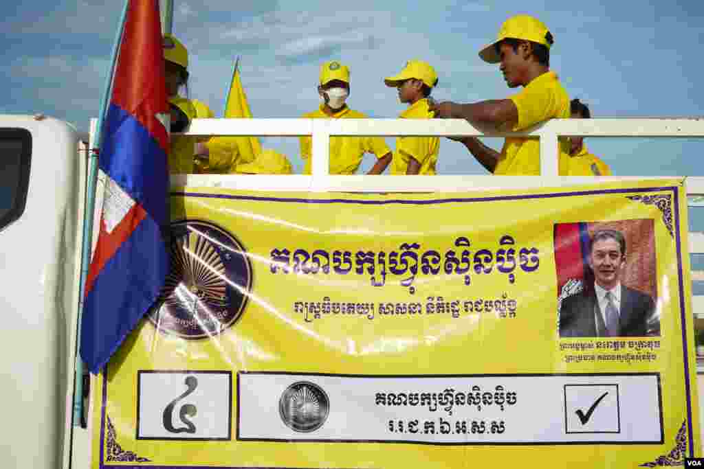 ទិដ្ឋភាព​ទូទៅ​នៃ​យុទ្ធនាការ​ឃោសនាបោះឆ្នោត​ឃុំសង្កាត់របស់​គណបក្ស​រាជា​និយម​ហ្វ៊ុន​ស៊ិន​ប៉ិច​ ដែល​មាន​ ​​ព្រះអង្គម្ចាស់ នរោត្តម ចក្រា​វុធ​ ជា​ព្រះប្រធានគណបក្ស​ នៅក្រុង​តាខ្មៅ​ ខេត្តកណ្តាល ថ្ងៃទី​២២ ខែឧសភា ឆ្នាំ២០២២​។ (ខាន់​ សុគុំមនោ/វីអូអេ)