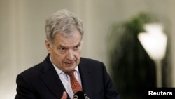 Президент Финляндии Саули Ниинистё выступает на пресс-конференции в Хельсинки, 25 февраля 2022 года