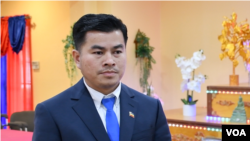 លោក​ ថាច់ ប្រីជា​គឿន​ សមាជិក​គណៈកម្មាធិការ​នាយក​សហព័ន្ធ​ខ្មែរ​កម្ពុជា​ក្រោម។ (ម៉ែន គឹមសេង/វីអូអេ)